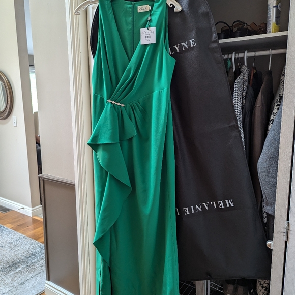 BNWT green full length dress. Size 18 ( fits like 14 16); - Picture 2 of 3